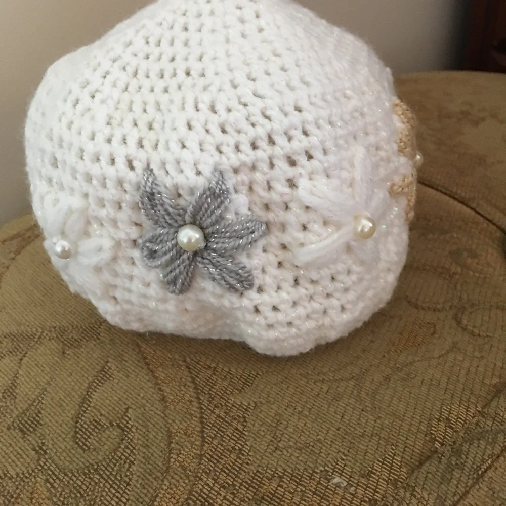 Girls beret. Hand knitted. NWOT